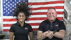 Astronauti Barry Wilmore a Sunita Williamsová bhem tiskové konference na...