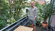 Balkon se nachází na úrovni korun strom, které poskytují píjemný chládek.