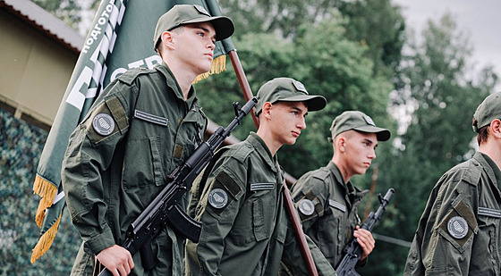 Ruská organizace Bojovník poádá vojenské tábory pro dti, na které vozí i dti...