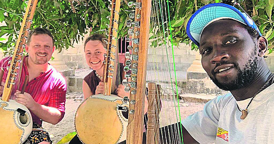 Zprava: Dembo Jobarteh a lenové hudební skupiny Kauri Anna Pivoková a Antonín...