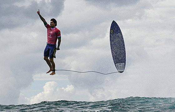Brazilský surfa Gabriel Medina se raduje pi postupu z tetího kola...