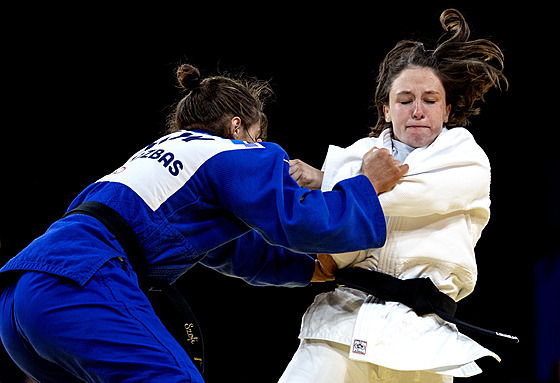 Judistka Renata Zachová (v bílém) bhem olympijského zápolení.