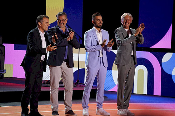 V Most� na festivalu (zcela vlevo) p�ivítal náv�t�vníky dobrou �e�tinou.