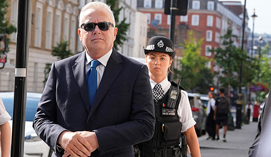 Bývalý moderátor britské veřejnoprávní stanice BBC Huw Edwards se před soudem...