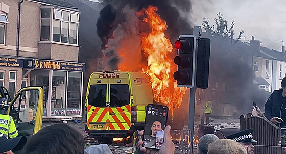 V britském Southportu po vzpomínkové akci na ob�ti útoku no�em �ádili krajn�...