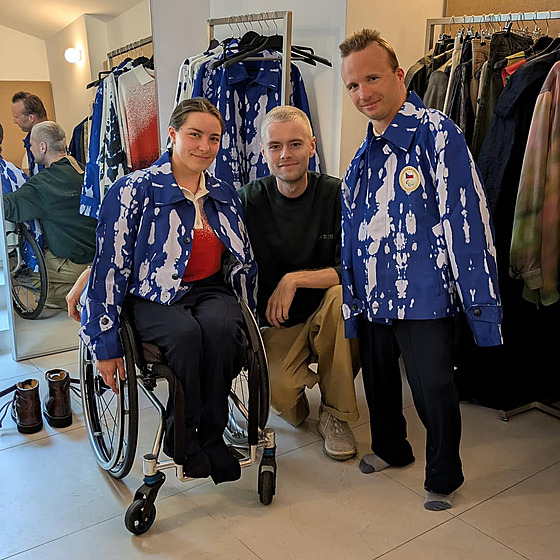 Návrhá� Jan �erný (uprost�ed) pomohl upravit paralympijskou nástupní kolekci...