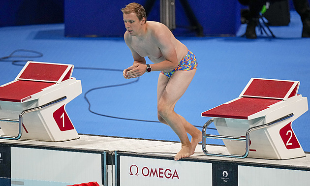 Co tam ten chlap dělá? V olympijském bazénu sklidil ovace plavčík, lovil čepici