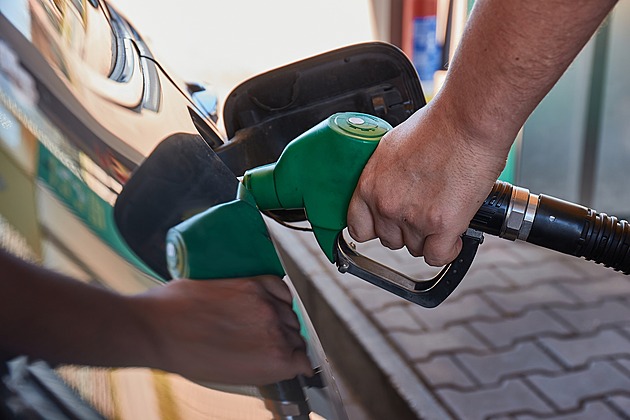 JAK UŠETŘIT za benzin a naftu. Vyplatí se mobilní aplikace i změna stylu jízdy
