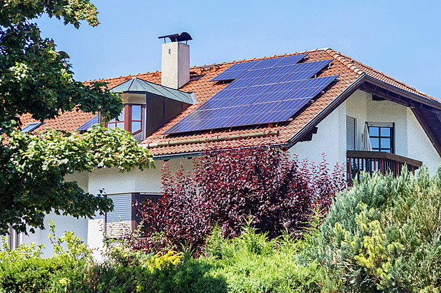 Orientují se v datech. Které firmy v Česku fotovoltaikářům nezdražují