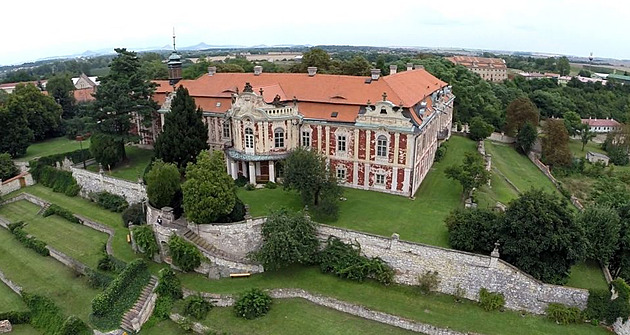 Zámek díky značce UNESCO navštíví o tisíce lidí víc, nemá však ani parkoviště