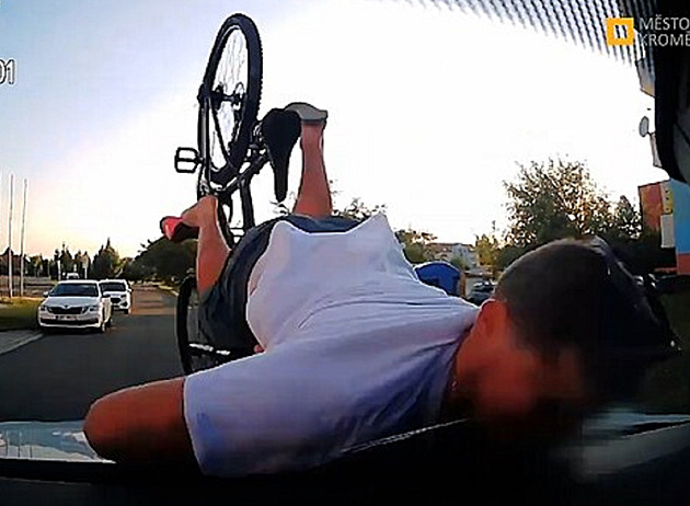 VIDEO: Opilý cyklista se vyřítil z boční cesty a skončil strážníkům na kapotě