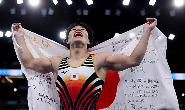 Oka získal pro Japonsko čtvrté zlato v gymnastickém víceboji za sebou