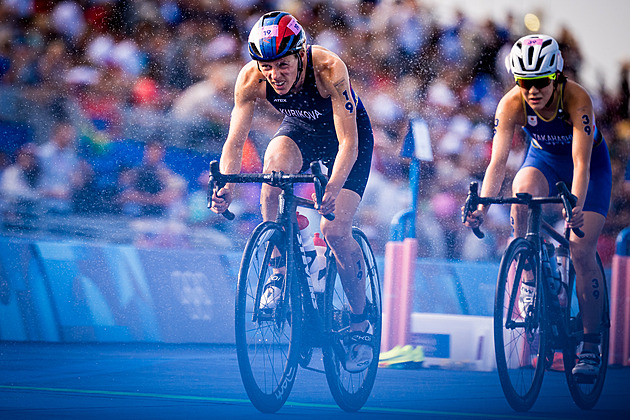 Triatlonistky plavaly i padaly. Francie má zlato, Kuříková devětadvacátá