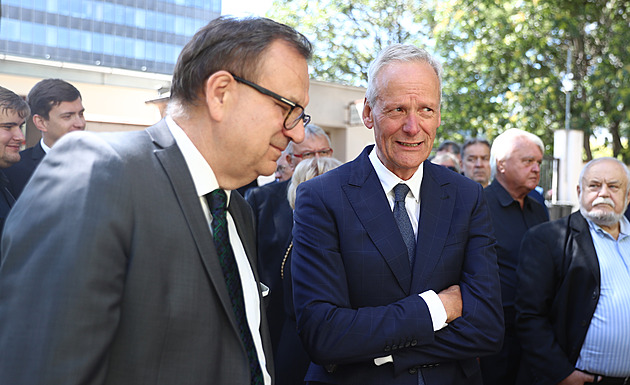 Lidé se rozloučili s politikem Dybou. Promluvil Klaus, dorazil Topolánek i Nečas