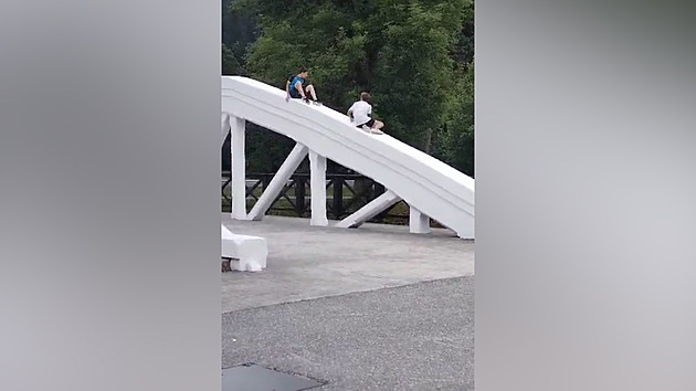 Na oblouky mostu lezou děti i opilci. Špindlerův Mlýn chystá zábrany a kamery