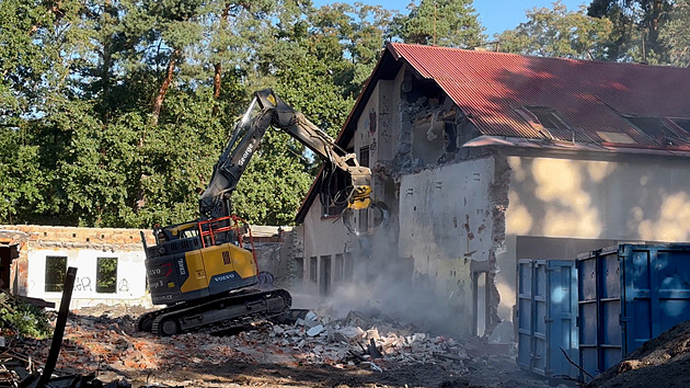 Bagr už rozebírá bývalou restauraci U Bobra, demolice potrvá dva týdny