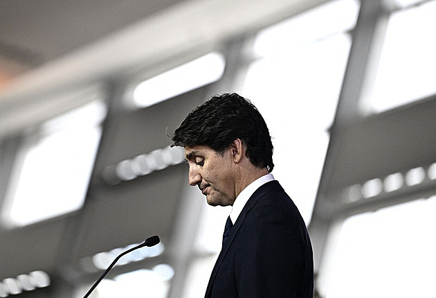 Ať Trudeau následuje Bidena a odstoupí, ozývá se zevnitř jeho strany