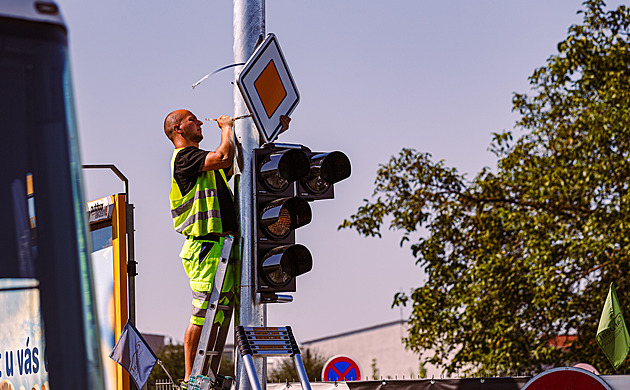 Čtvrté světlo na semaforu? Vědci chtějí, aby křižovatky řídila autonomní auta