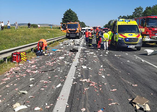 D2 na Slovensko stála šest hodin, kamionu se při nehodě vysypal náklad masa