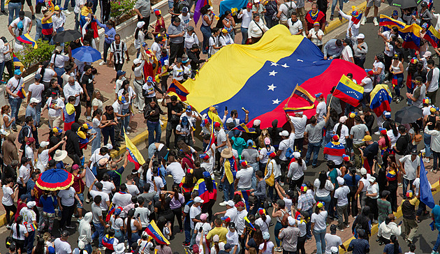 Začíná 70. ročník Chodských slavností, ve Venezuele prověřují prezidentské volby