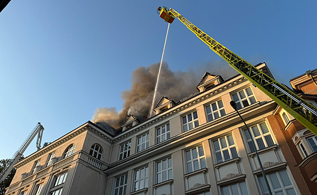 V Českém Těšíně hořela střecha školy. Hasiči vyhlašovali třetí stupeň