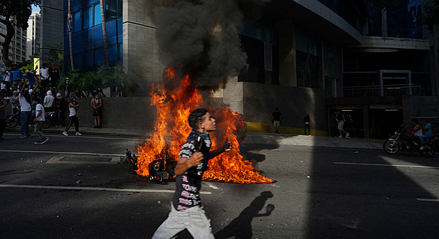 Venezuelané po volbách strhávají sochy Cháveze, policie použila slzný plyn