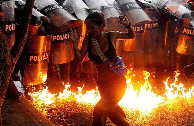 Venezuelané po volbách strhávají sochy Cháveze, policie použila slzný plyn