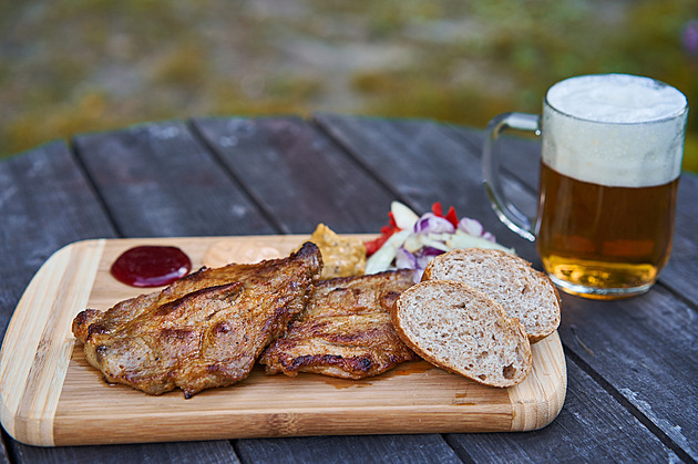 Po dovolené se Češi těší na čepované pivo a český chléb, zjistil průzkum