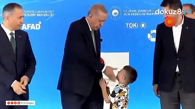 VIDEO: Chlapec nepolíbil ruku Erdoganovi, ten mu dal výchovný políček