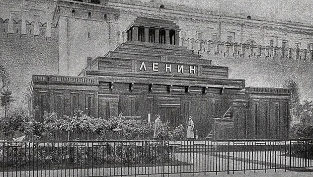 Původní mauzoleum bylo ze dřeva, Lenin tam však začal plesnivět