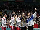 Jihokorejský stolní tenista Lim �ong-hun po�izuje selfie se soupe�i v turnaji...