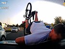Opil cyklista boural do auta kromskch strnk