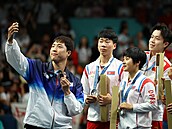 Jihokorejský stolní tenista Lim ong-hun poizuje selfie se soupei v turnaji...