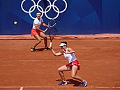 Karolína Muchová a Linda Nosková v zápasu tyhry.  (31. ervence 2024)