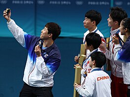 Jihokorejský stolní tenista Lim �ong-hun po�izuje selfie se soupe�i v turnaji...