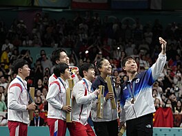 Jihokorejský stolní tenista Lim �ong-hun po�izuje selfie se soupe�i v turnaji...