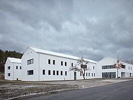 Dvoupodla�ní zdravotnický areál bílé barvy odkazuje na barvu vápence, který je...