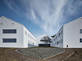 Vysunutím dvou segment� vzniká prostupující kompozice, která vtahuje p�írodu a...