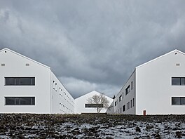 Tvar budov je inspirován archetypem domku z d�tské kresby, multiplikovaným do...