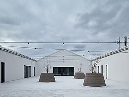 Osazení do terénu vychází z morfologie, �ást je zapu�t�ná.