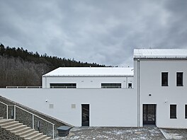 Díky svaitosti parcely je v obou podlaích pístup pímo z terénu.