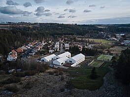 Lé�ebna je v jihovýchodní �ásti parcely a ponechává �iroký pás zelen�...