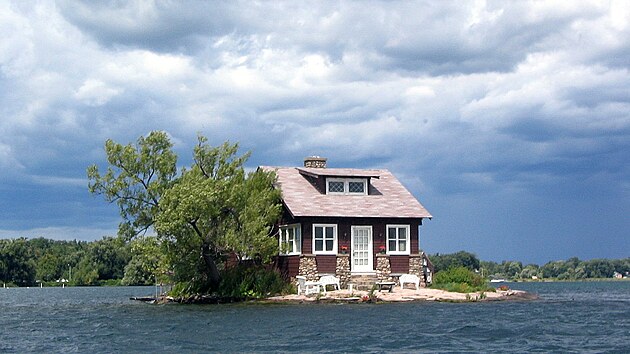 Asi nejfotografovan�j��m ostr�vkem v �et�zci Thousand Islands je tzv. Just Room Enough. Klidu si na n�m neu�ijete.