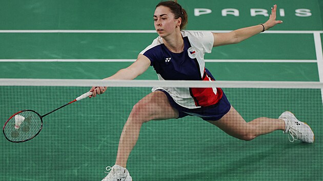 Badmintonistka Tereza �vábíková v pr�b�hu utkání skupinové fáze.