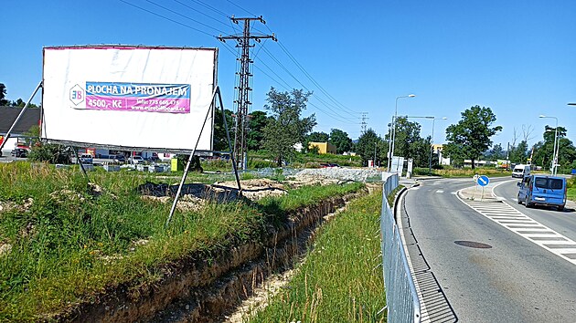 Aktuln se kolem eskobudjovickch silnic nachz piblin 150 nepovolench reklamnch zazen.