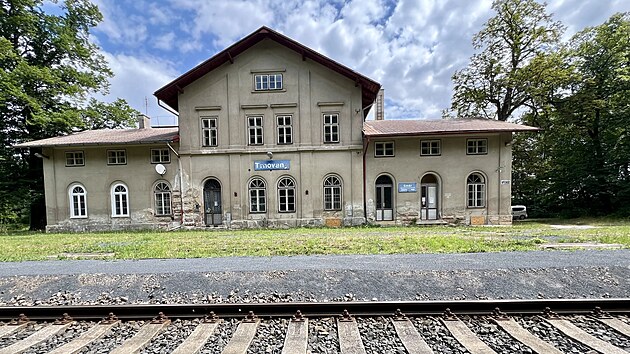 Nkte turist pijdj do Steknku vlakem, ne pmo do obce, nejbli zastvka je ve zhruba dvou kilometrech vzdlench Trnovanech. eleznin stanice byla obnovena prv v leton sezon. K zmku se zjemci dostanou po silnici vedouc mezi chmelnicemi.