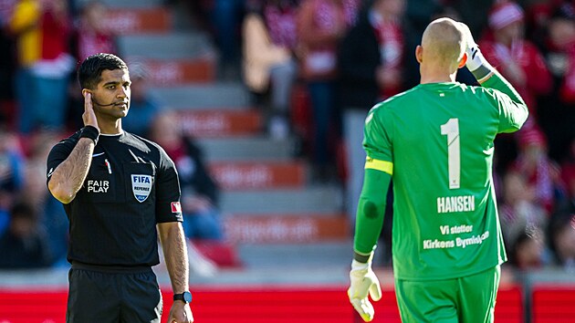 Sud� v norsk� lize komunikuje s videorozhod��m. Fanou�ci se cht�j� syst�mu VAR...