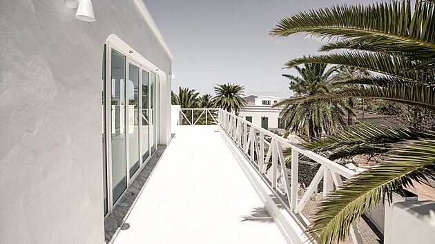 St�e�n� terasa nab�z� tak� v�hled na oce�n. 