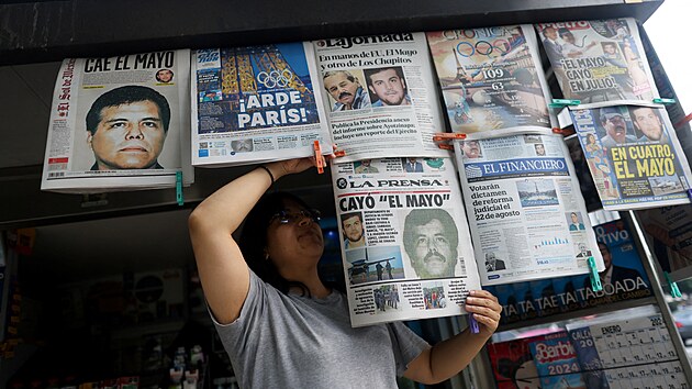 Prodava� novin aran�uje noviny informuj�c� o zat�en� mexick�ho drogov�ho bosse Ismaela �El Mayo� Zambady a Joaquina Guzmana Lopeze, Guzmanova syna �El Chapo�, v mexick�m El Pasu v Texasu.