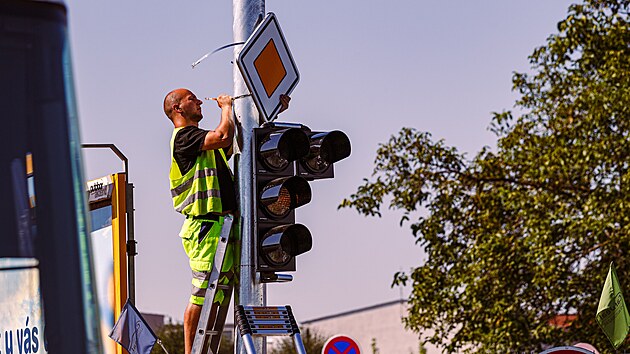 Instalace semafor� a dopravn�ch zna�ek na k�i�ovatce v brn�nsk� Slatin� (31. �ervence 2024)